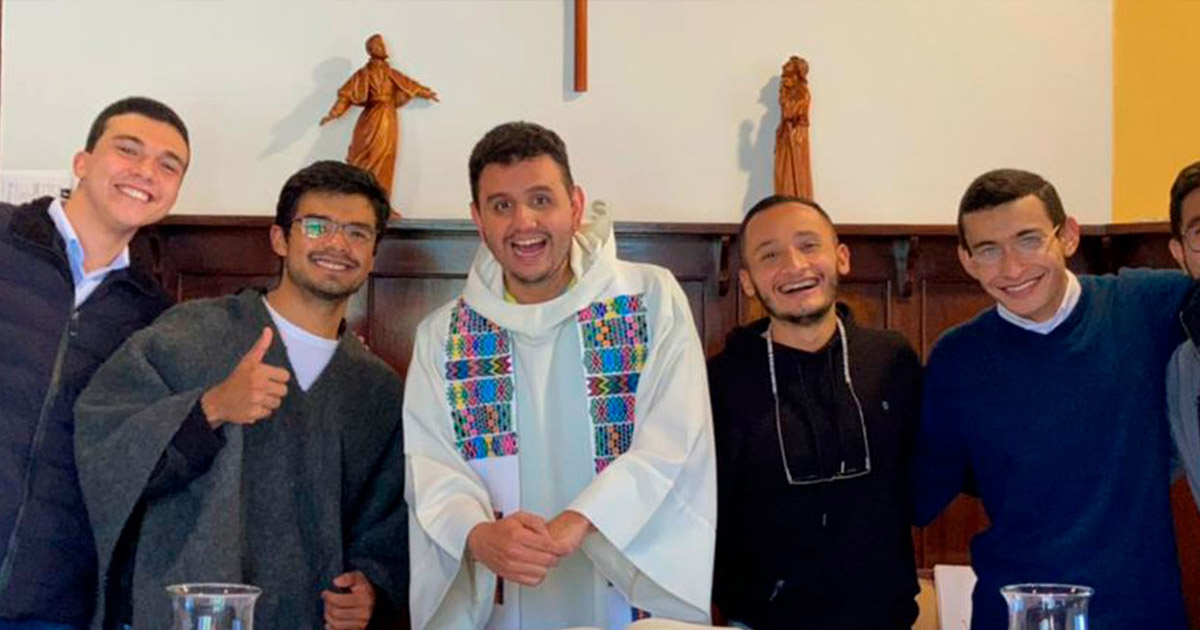 Cinco jóvenes fueron admitidos para iniciar su noviciado en Medellín